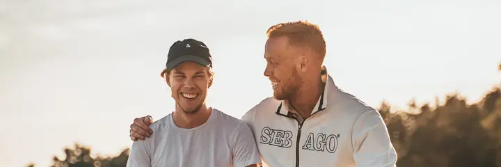 Viktor och Philip vid havet i Halmstad